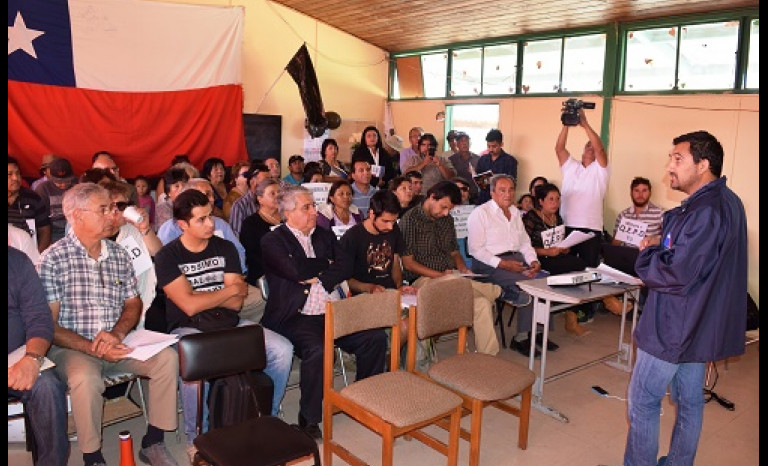 En la Escuela Pejerreyes se llevó a cabo la jornada cargada de  tensión en donde participaron vecinos, SEA y representantes de la empresa minera.