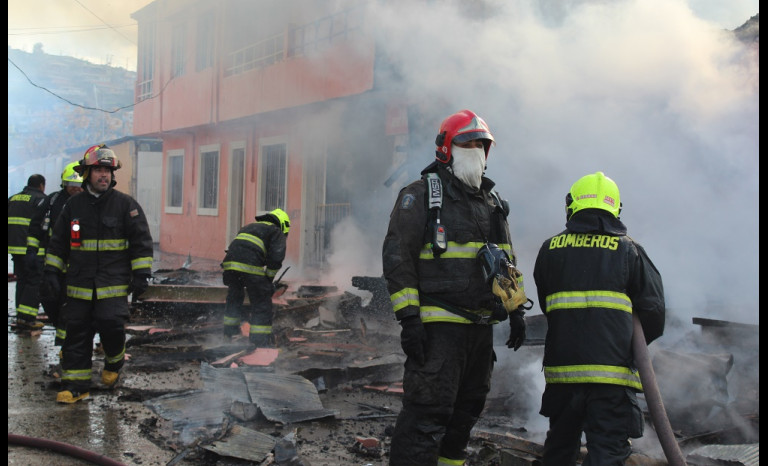 Voluntarios de Bomberos ayudaron a controlar el fuego de la vivienda siniestrada.