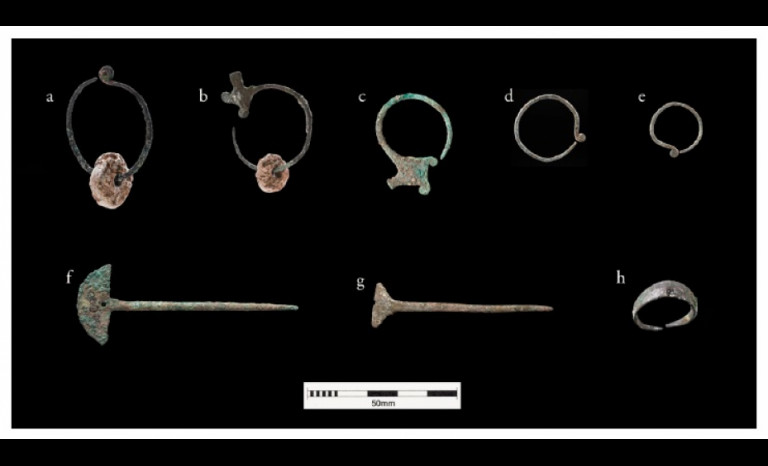 Aros, alfileres y anillos fueron descubiertos en el lugar y dieron pistas de elementos sociales de la comunidad