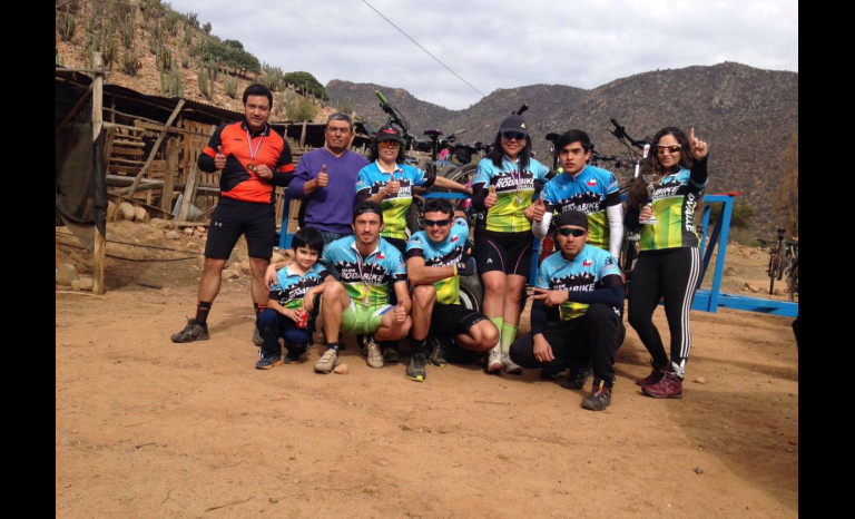 Ciclistas compiten en inédita carrera en Calama