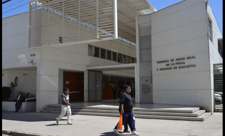 Condenan a joven autor de robo navideño en escuela