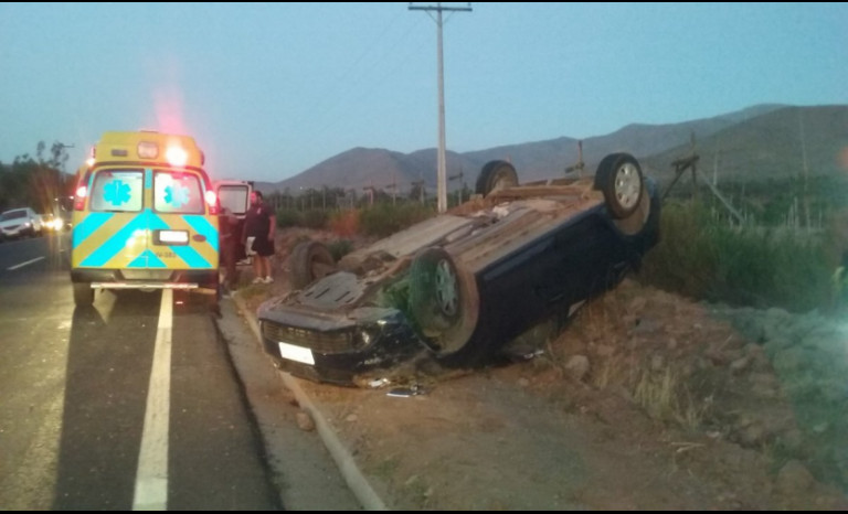 Vehículo menor vuelca en Ruta D 605 con tres menores en su interior 