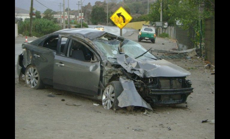 Sujeto se da a la fuga tras accidente y dos ocupantes permanecen graves