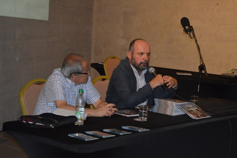 El autor durante el lanzamiento del libro