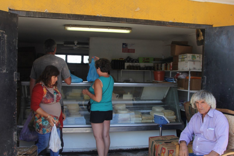 Desconocidos roban $9 millones  desde una bodega de quesos en la feria