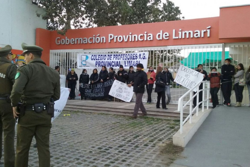 Detienen a 15 profesores que se encadenaron en frontis de la Gobernación