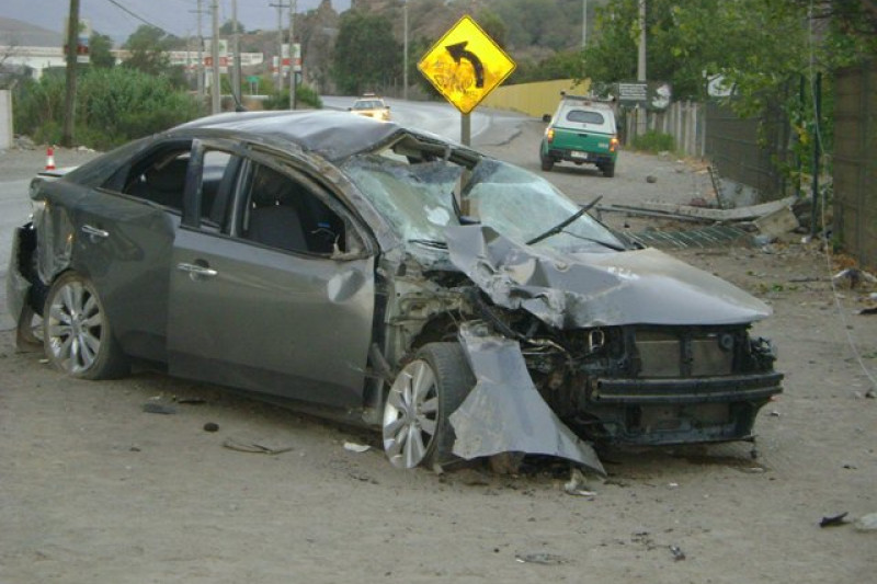 Sujeto se da a la fuga tras accidente y dos ocupantes permanecen graves