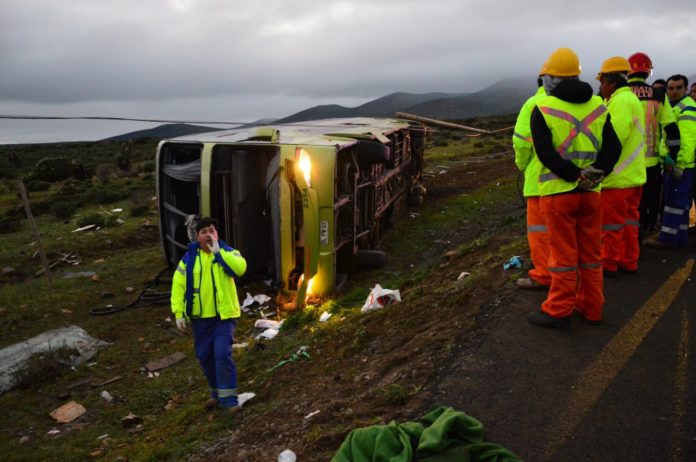 Volcamiento de bus deja 4 fallecidos y medio centernar de heridos