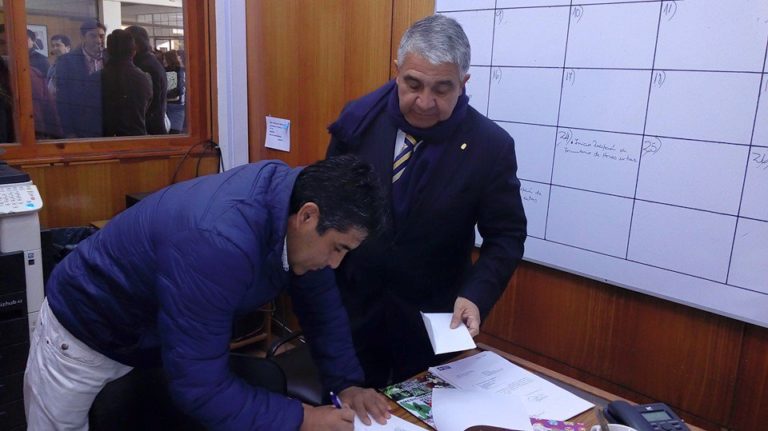 Alcalde entrega carta de reclamo por firma de convenio de estadio