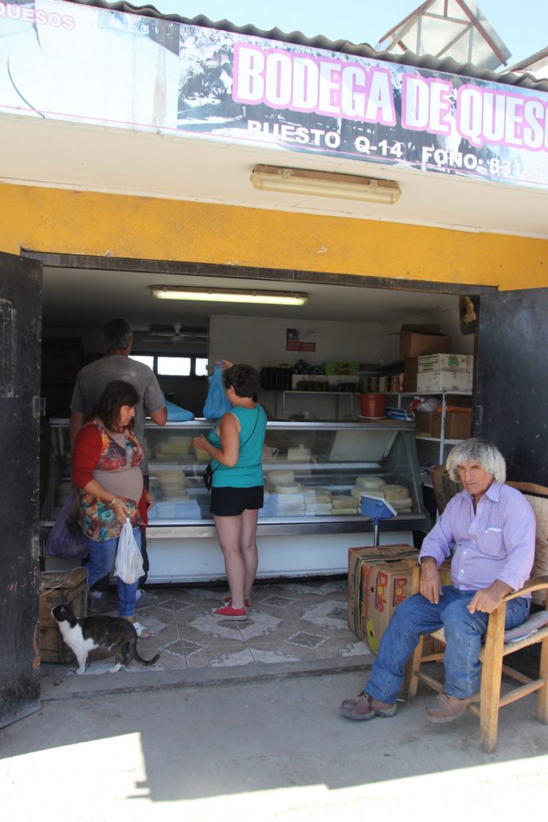 Desconocidos roban $9 millones  desde una bodega de quesos en la feria