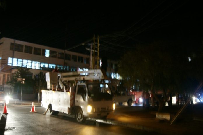 Nuevamente un camión pasa a llevar  cables y deja sin luz al centro de la ciudad