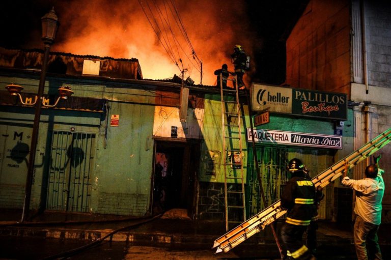 Vela encendida sería causa de siniestro en bar