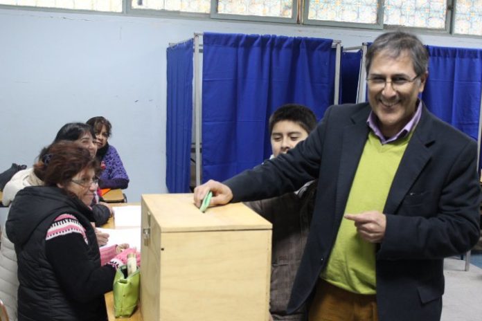 Conteo daría virtual triunfo a Miguel Alvarado en elecciones regionales