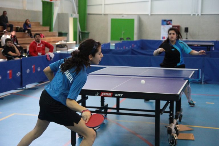 Estudiantes se alistan para campeonato de tenis de mesa 