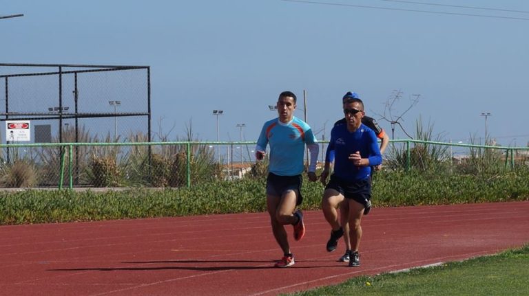 Atleta ovallino no vidente se prepara para competencia en Santiago