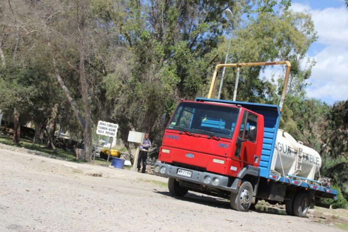 Dueños de camiones aljibes permanecen sin sueldo