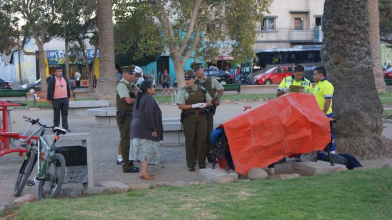 hallan muerto a indigente en bancas de la alameda de Ovalle