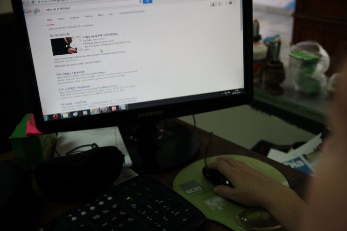 Instan a padres e hijos a prevenir difusión de material sexual infantil en internet