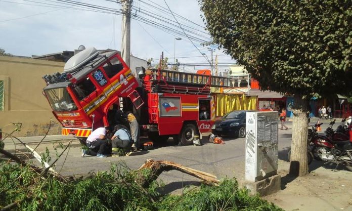 Bomberos acuden a llamado y voluntarios terminan empujando el carro