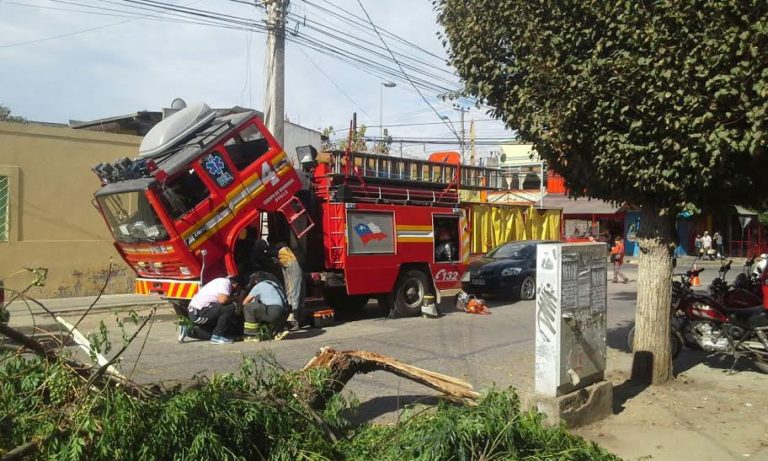 Bomberos acuden a llamado y voluntarios terminan empujando el carro