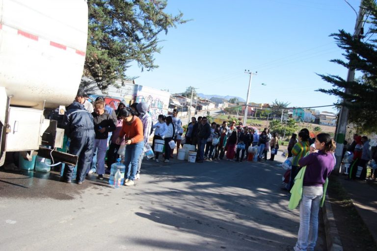 Largas filas deben soportar pobladores para conseguir agua