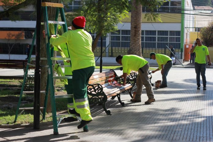 Realizan mejoras de bancas y faroles en Plaza de Armas 