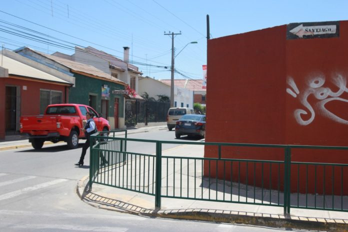 Grave error de constructora provoca molestias en peatones limarinos