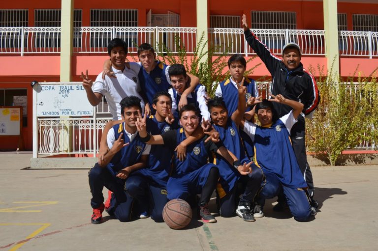 Colegio Raúl Silva Henríquez gana copa aniversario en básquetbol