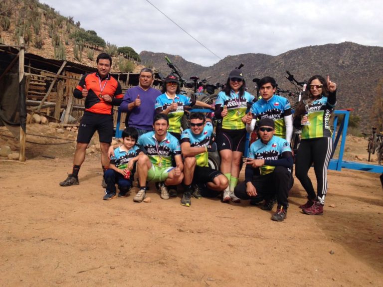 Ciclistas compiten en inédita carrera en Calama