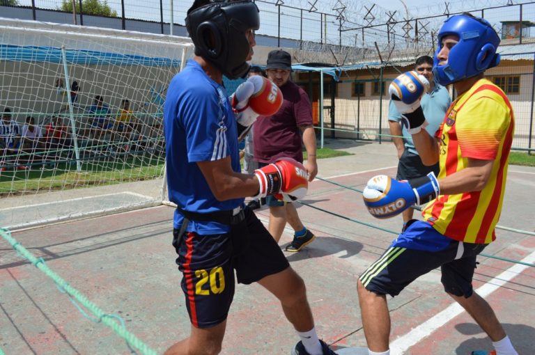 Internos de la cárcel calientan los guantes para exhibición