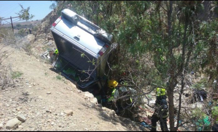 En Puntilla camioneta cae desde cerca de 9 metros de altura