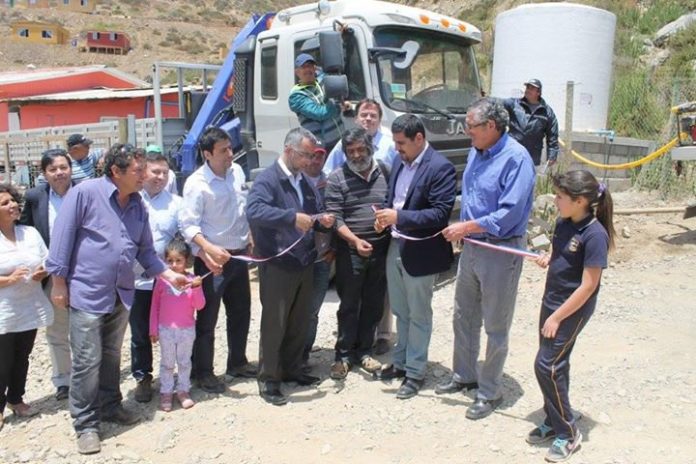 Con ayuda pescadores intentan levantarse tras tsunami