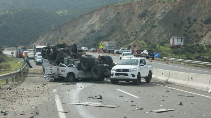 Camión vuela en la ruta 5 Norte y aplasta a una camioneta