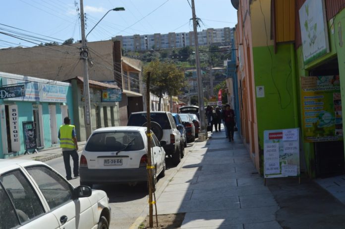 Limpiador de autos saca vehículo de médico mientras lo cuidaba