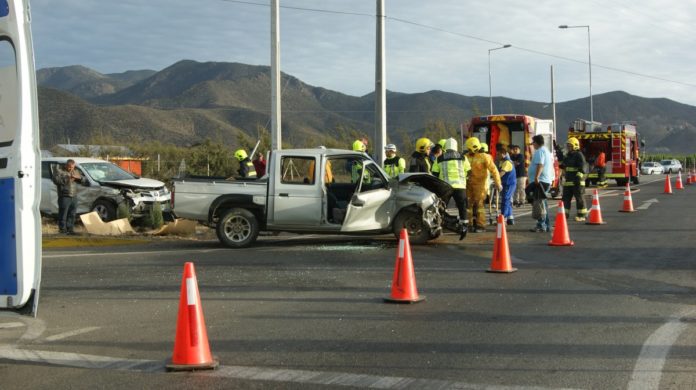 Colisionan vehículos en rotonda de acceso sur de Ovalle