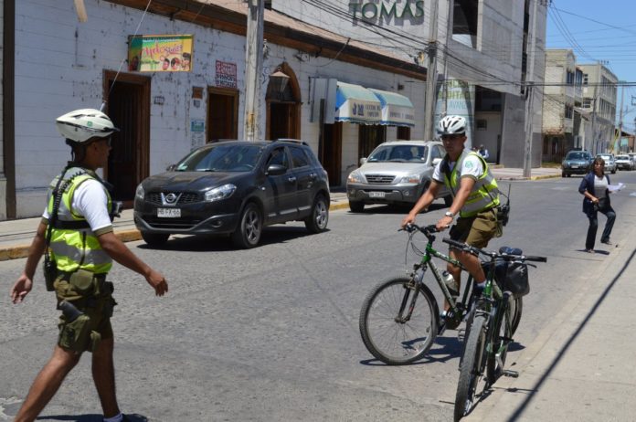 Intentan atropellar a Carabinero ciclista para evadir patrullaje