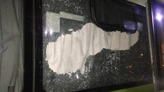 Pasajera resulta con lesiones oculares tras piedrazo recibido en bus que viajaba