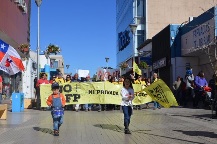 Ovallinos se manifiestan contra las AFPs con organizada marcha familiar  