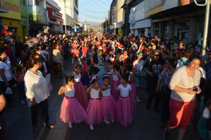 Ovallinos tuvieron su previa navideña con colorido carnaval