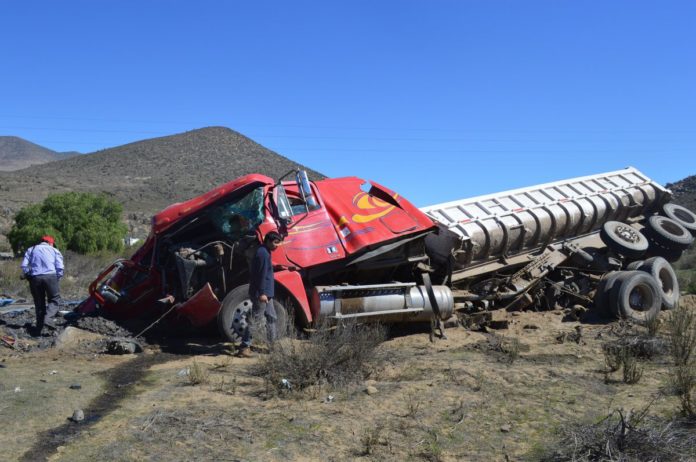 Camión vuelca en quebrada de Panulcillo cuando bajaba desde la Minera Delta 