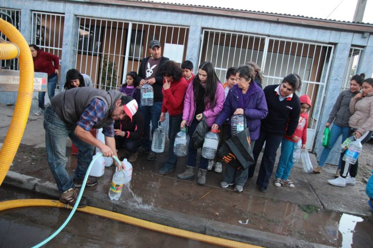 Sernac presenta demanda colectiva por mal servicio de agua potable 