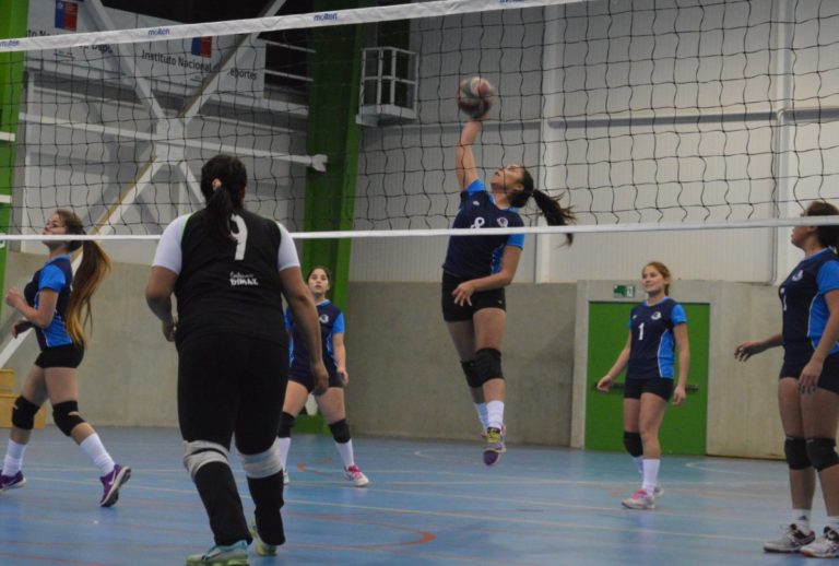 Academia Municipal y Unión Ovalle celebran en el torneo de apertura del vóleibol