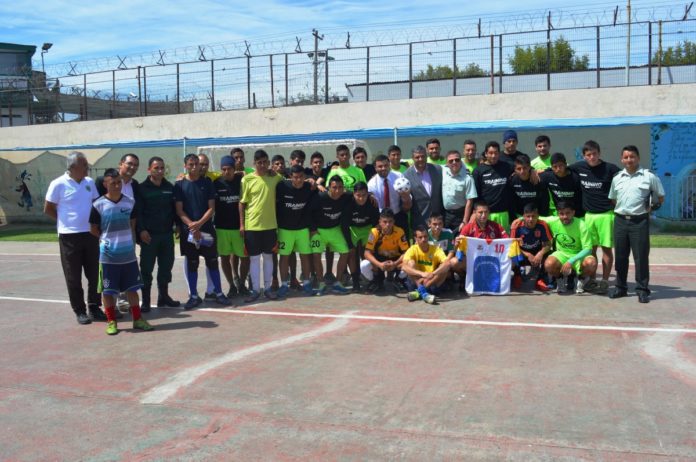 Internos del centro de detención reciben equipamiento deportivo