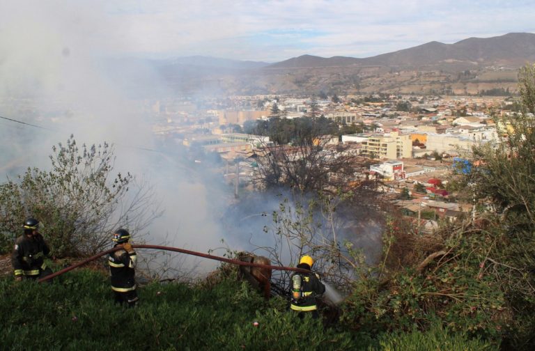 Casa abandonada resulta completamente quemada