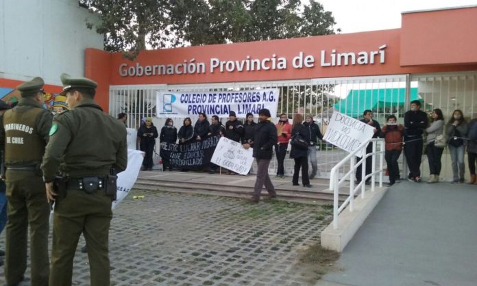 Detienen a 15 profesores que se encadenaron en frontis de la Gobernación