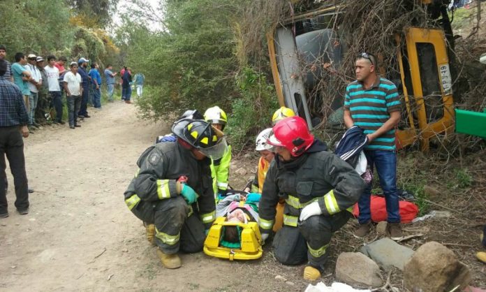 Volcamiento de bus se registra a la altura de la localidad de Carachilla 