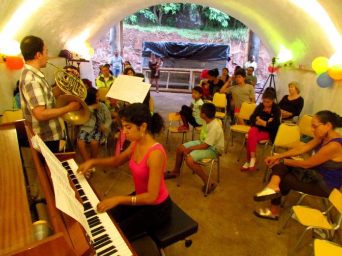 Músico ovallina encanta en Isla de Pascua con conciertos para corno y piano