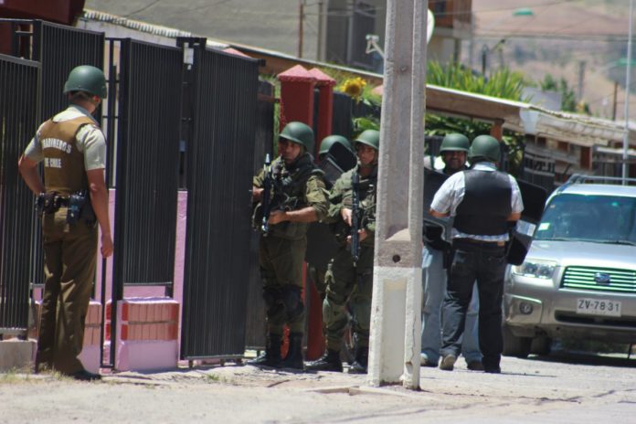 Hombre se parapeta en la población Fray Jorge