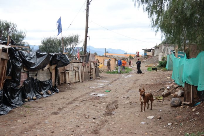 Vecinos de campamento afectado con lluvia solicitan víveres y vestuario