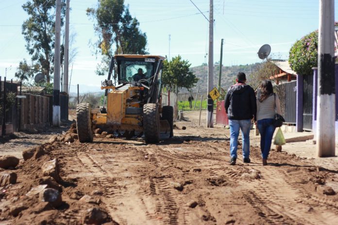 Vecinos reciben ayuda luego de la inundación que afectó a sus casas